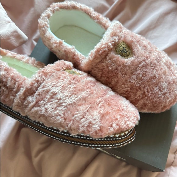 Pink ariat slippers - Picture 2 of 4